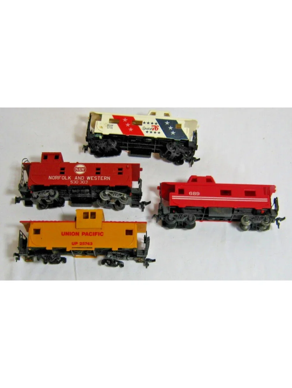 Lot Of 4 HO Scale Vintage Model Train Caboose Small Cars Spirit Of 76